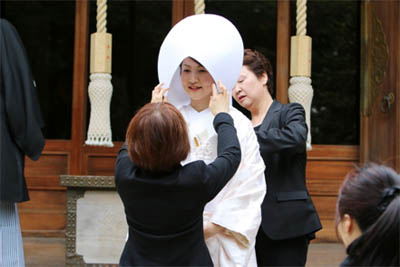 写真: 白無垢花嫁の着付け直し